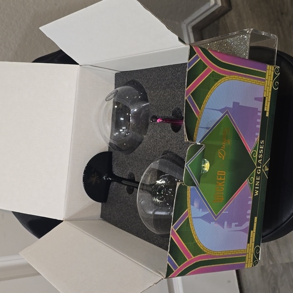 Dragon Glassware X Wicked Wine Glass Set - Picture 10 of 13